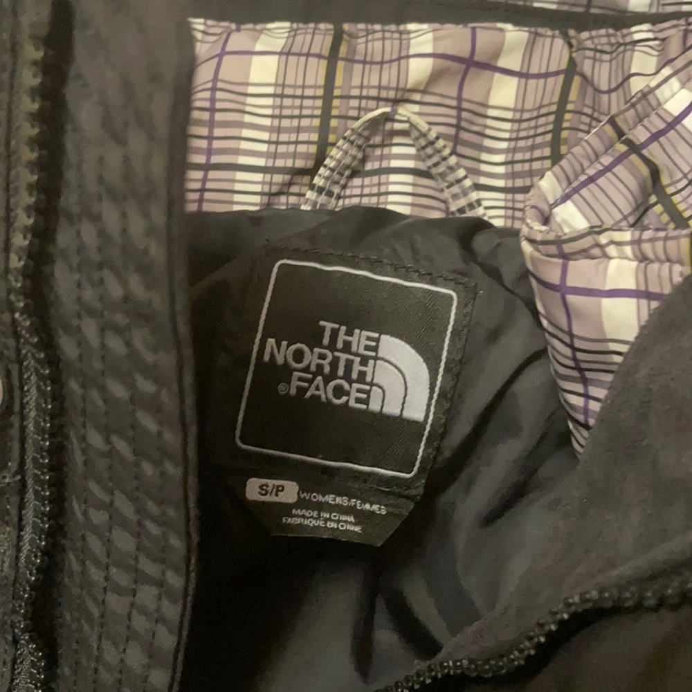 Women’s Size Small North Face 2 in 1 Jacket. High Quality. Cute! Black.